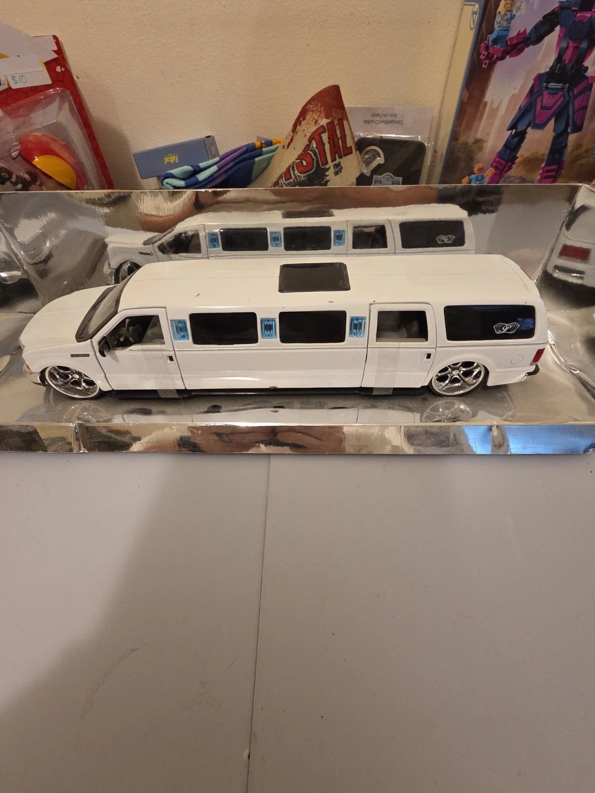 MAISTO LUXURY DIECAST 1:24 SCALE PLAYERS FORD EXCURSION LIMO - Paint Scuffed - Grown Up Kids
