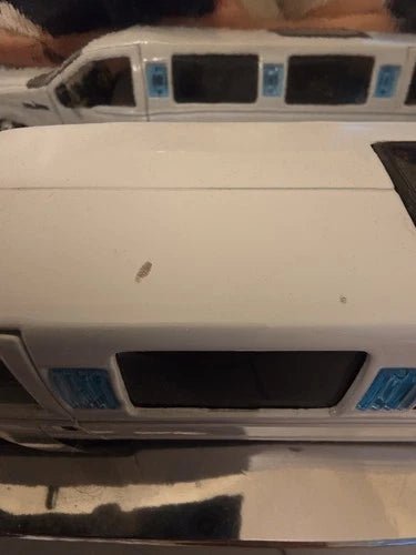 MAISTO LUXURY DIECAST 1:24 SCALE PLAYERS FORD EXCURSION LIMO - Paint Scuffed - Grown Up Kids