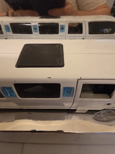 MAISTO LUXURY DIECAST 1:24 SCALE PLAYERS FORD EXCURSION LIMO - Paint Scuffed - Grown Up Kids