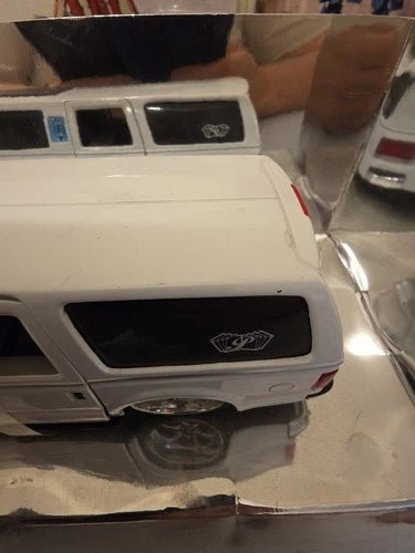 MAISTO LUXURY DIECAST 1:24 SCALE PLAYERS FORD EXCURSION LIMO - Paint Scuffed - Grown Up Kids