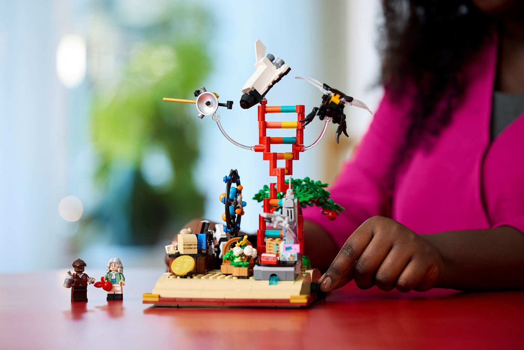 LEGO Ideas 21355 Evolution of STEM – Featuring Marie Curie, Isaac Newton & George Washington Carver