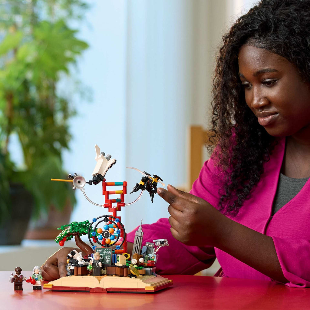 LEGO Ideas 21355 Evolution of STEM – Featuring Marie Curie, Isaac Newton & George Washington Carver