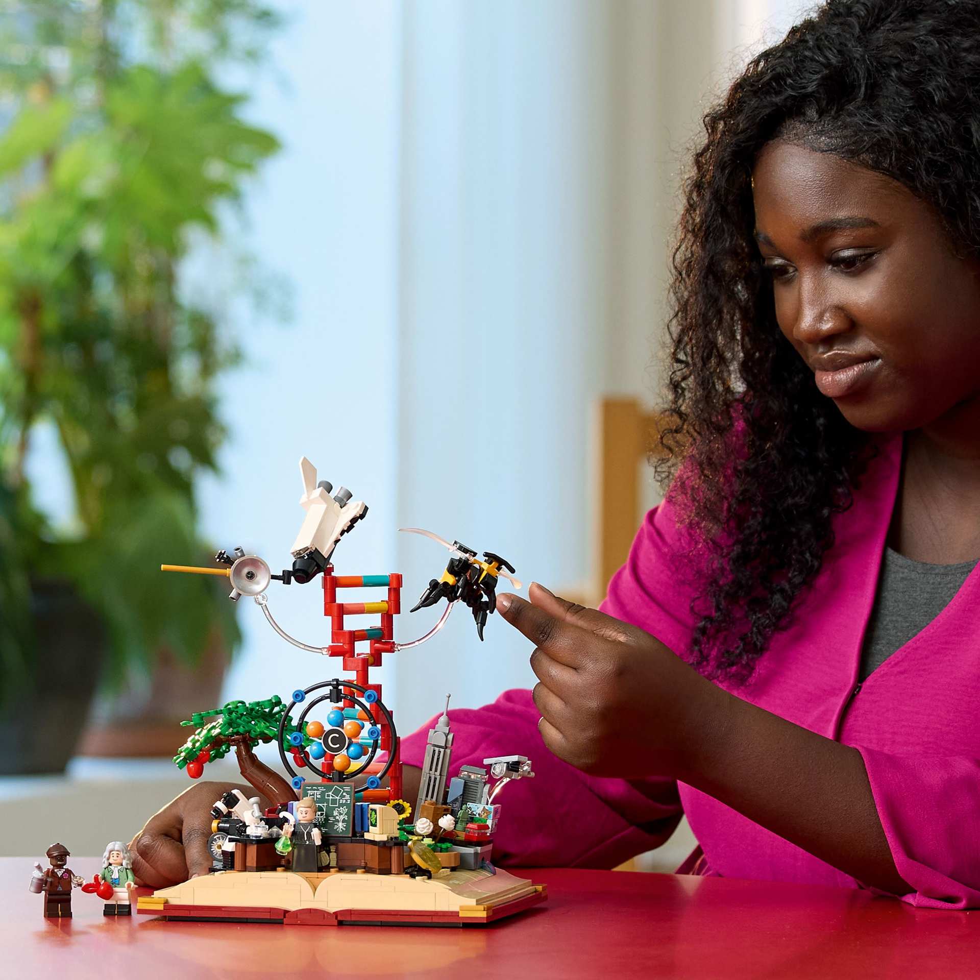 LEGO Ideas 21355 Evolution of STEM – Featuring Marie Curie, Isaac Newton & George Washington Carver
