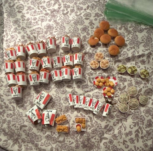 Zuru Mini Brands KFC 3 Pack Capsule Surprise Balls - Grown Up Kids